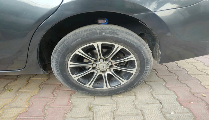 2015 Toyota Corolla Altis G CVT PETROL, Petrol, Automatic, 74,589 km, tyre