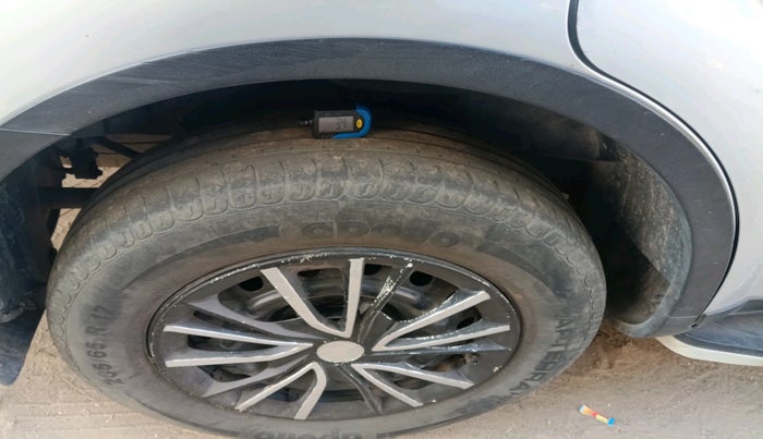 2016 Mahindra XUV500 W6, Diesel, Manual, 94,972 km, tyre