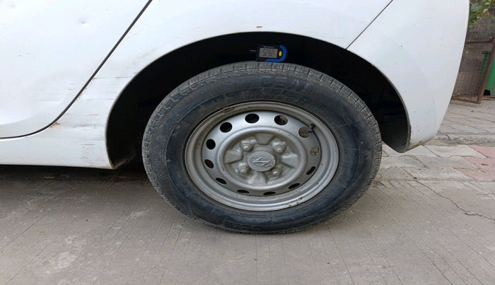 2017 Hyundai Eon ERA +, Petrol, Manual, 27,200 km, tyre