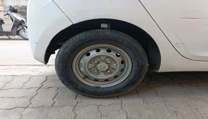 2017 Hyundai Eon ERA +, Petrol, Manual, 27,200 km, tyre