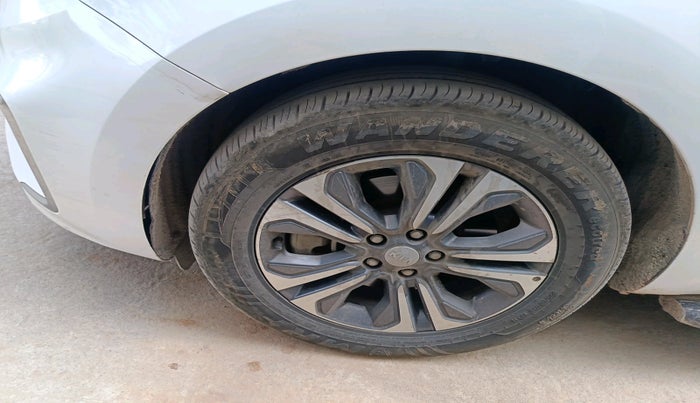 2021 KIA CARNIVAL PREMIUM 2.2 8 STR, Diesel, Automatic, 1,01,208 km, tyre