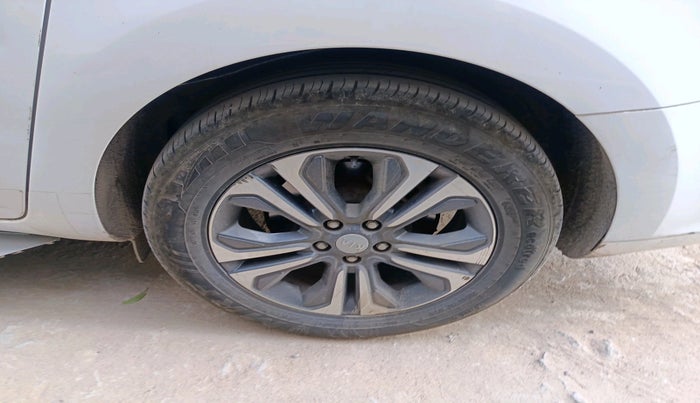 2021 KIA CARNIVAL PREMIUM 2.2 8 STR, Diesel, Automatic, 1,01,208 km, tyre