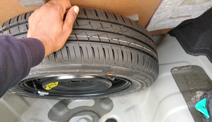 2021 Hyundai AURA SX PLUS 1.2 AMT, Petrol, Automatic, 28,145 km, tyre