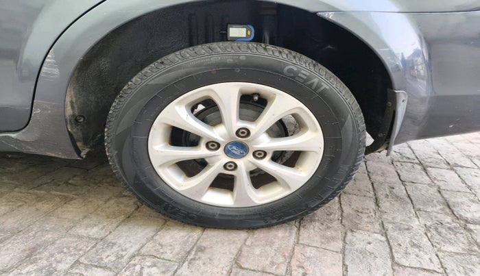 2012 Ford Figo TITANIUM 1.4 DIESEL, Diesel, Manual, 1,39,474 km, tyre