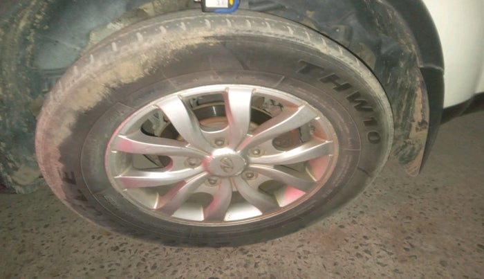 2015 Mahindra XUV500 W10, Diesel, Manual, 1,08,121 km, tyre