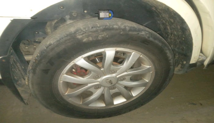 2015 Mahindra XUV500 W10, Diesel, Manual, 1,08,121 km, tyre