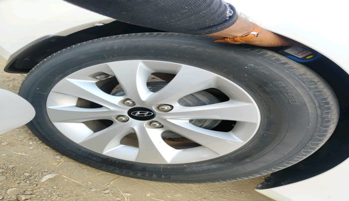 2015 Hyundai Verna FLUIDIC 4S 1.6 VTVT S(O), Petrol, Manual, 37,259 km, tyre