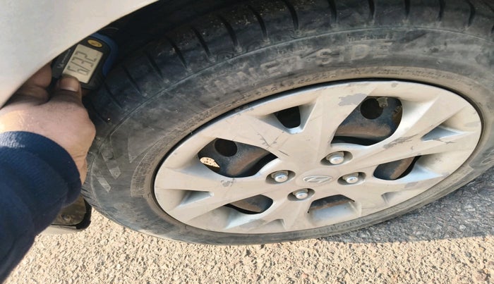 2015 Hyundai Grand i10 SPORTZ 1.1 CRDI, Diesel, Manual, 1,20,271 km, tyre