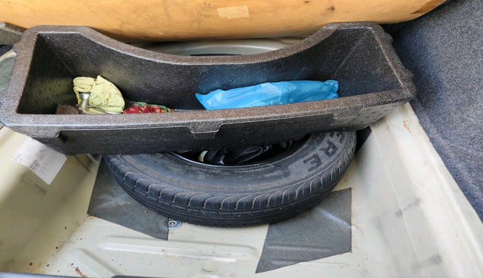 2013 Skoda Rapid AMBITION 1.6 MPI MT PLUS, Petrol, Manual, 53,415 km, tyre