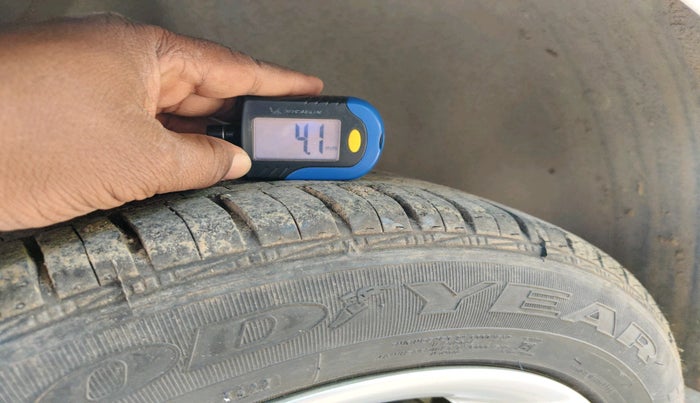 2013 Skoda Rapid AMBITION 1.6 MPI MT PLUS, Petrol, Manual, 53,415 km, tyre