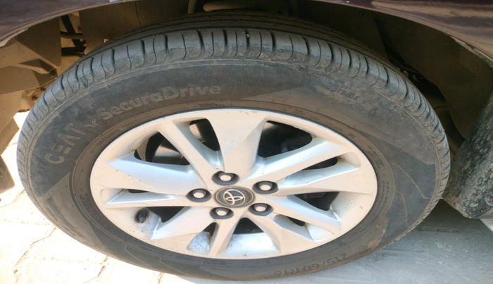 2017 Toyota Innova Crysta 2.4 VX 7 STR, Diesel, Manual, 1,08,722 km, tyre