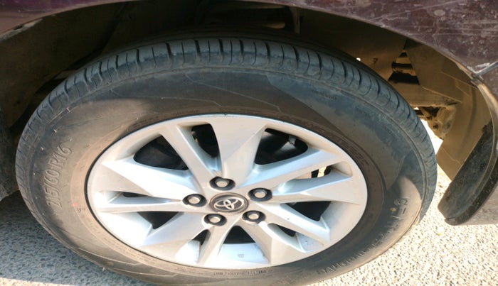 2017 Toyota Innova Crysta 2.4 VX 7 STR, Diesel, Manual, 1,08,722 km, tyre