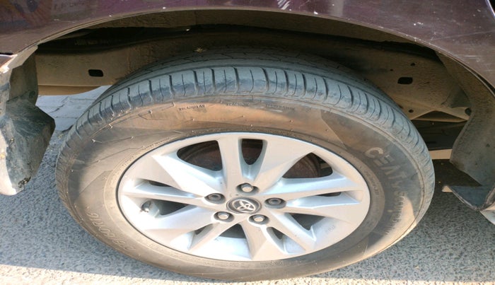 2017 Toyota Innova Crysta 2.4 VX 7 STR, Diesel, Manual, 1,08,722 km, tyre