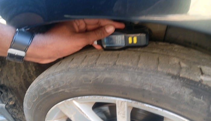 2015 Volkswagen Polo HIGHLINE1.2L, Petrol, Manual, 80,434 km, tyre