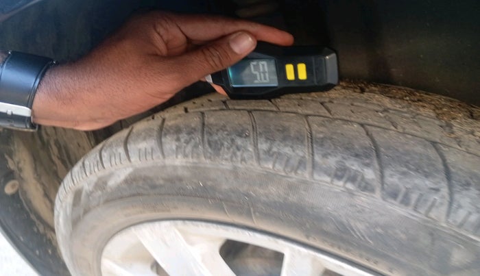 2015 Volkswagen Polo HIGHLINE1.2L, Petrol, Manual, 80,434 km, tyre