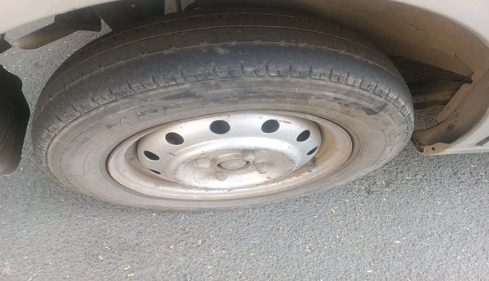 2015 Maruti Wagon R 1.0 LXI CNG, Petrol, Manual, 1,04,495 km, tyre