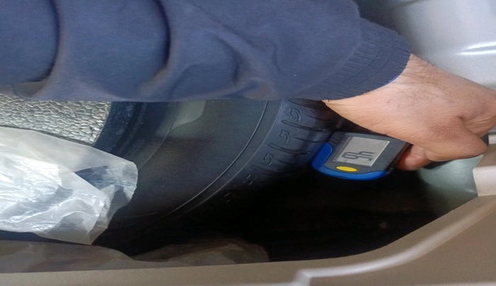 2022 Mahindra XUV300 W4 1.2 PETROL, Petrol, Manual, 32,557 km, tyre