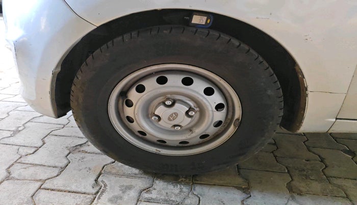 2013 Hyundai i10 ERA 1.1, Petrol, Manual, 1,01,619 km, tyre