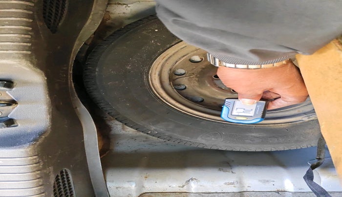 2013 Hyundai i10 ERA 1.1, Petrol, Manual, 1,01,619 km, tyre