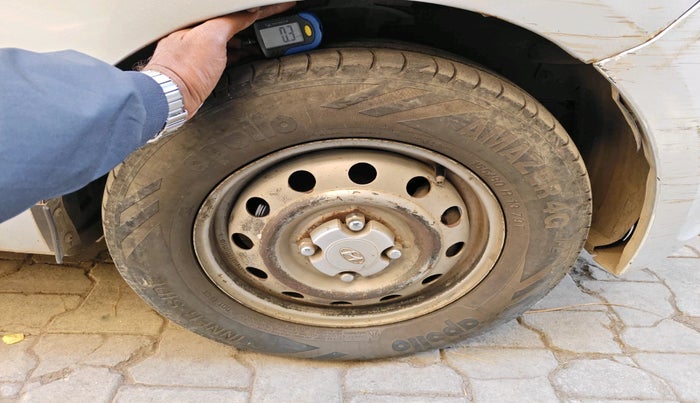 2013 Hyundai i10 ERA 1.1, Petrol, Manual, 1,01,619 km, tyre