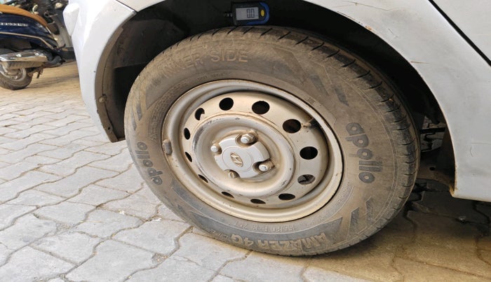 2013 Hyundai i10 ERA 1.1, Petrol, Manual, 1,01,619 km, tyre