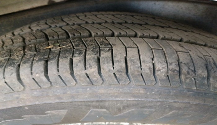 2013 Toyota Innova 2.5 G4 7 STR, Diesel, Manual, 1,83,685 km, tyre