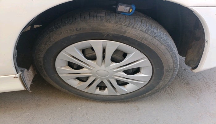 2013 Toyota Innova 2.5 G4 7 STR, Diesel, Manual, 1,83,685 km, tyre