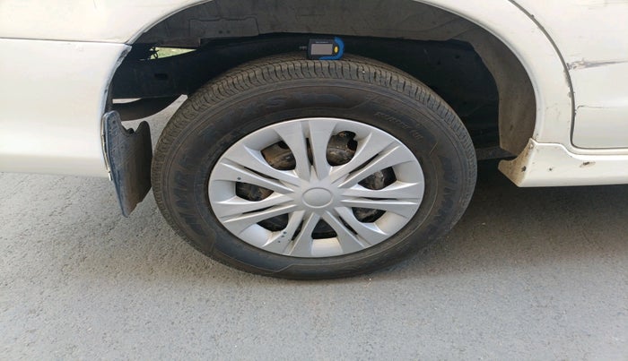 2013 Toyota Innova 2.5 G4 7 STR, Diesel, Manual, 1,83,685 km, tyre