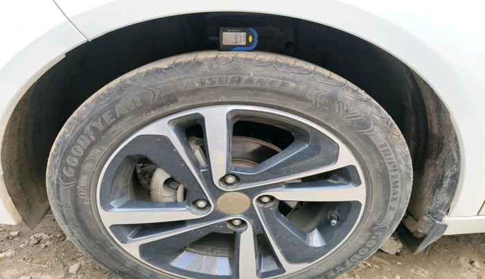 2022 Tata ALTROZ XZA, Petrol, Automatic, 27,010 km, tyre