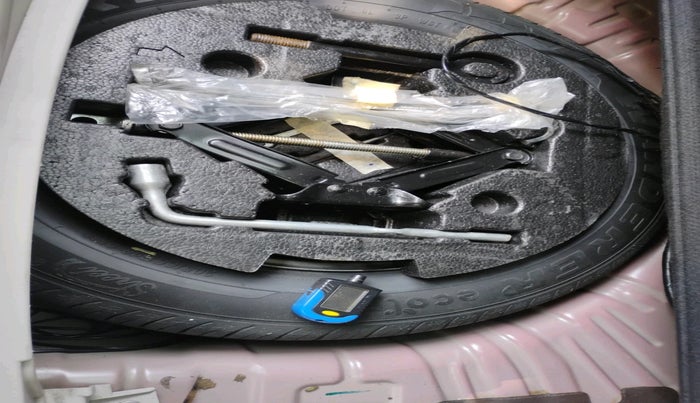 2020 Mahindra XUV300 W8 1.5 DIESEL, Diesel, Manual, 1,06,802 km, tyre