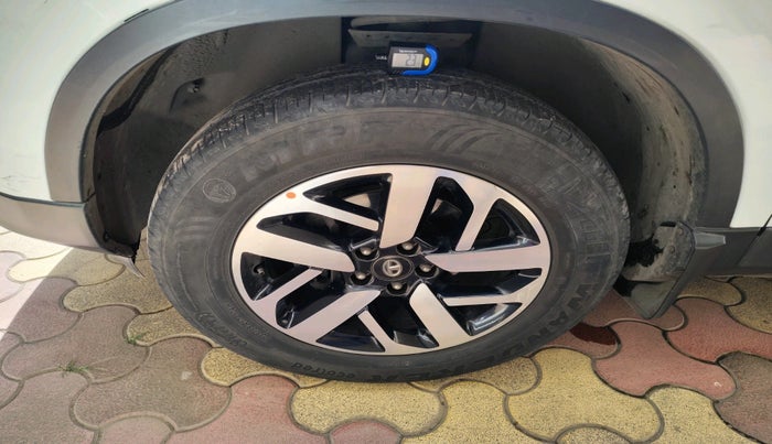 2022 Tata Harrier XZA PLUS 2.0L, Diesel, Automatic, 81,072 km, tyre