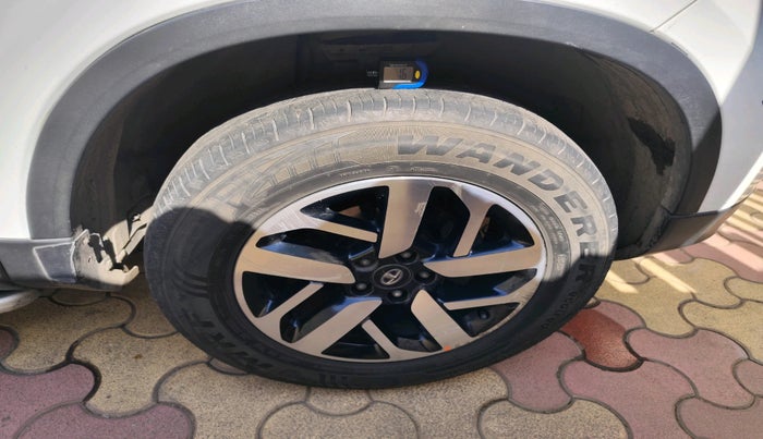 2022 Tata Harrier XZA PLUS 2.0L, Diesel, Automatic, 81,072 km, tyre