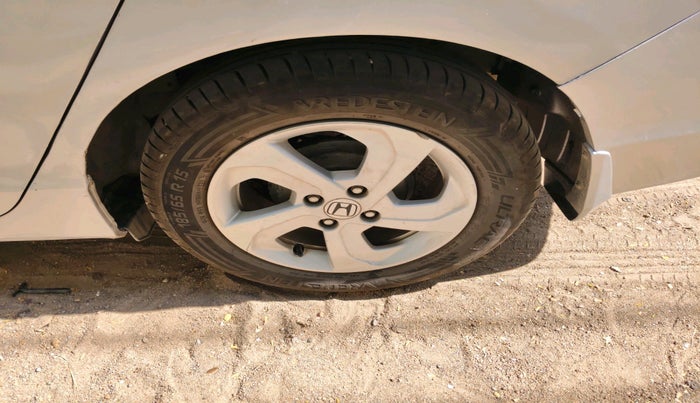 2015 Honda City 1.5L I-VTEC VX CVT, Petrol, Automatic, 1,36,861 km, tyre