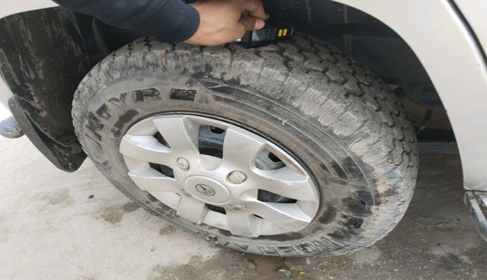 2017 Mahindra TUV300 T4 PLUS, Diesel, Manual, 86,299 km, tyre