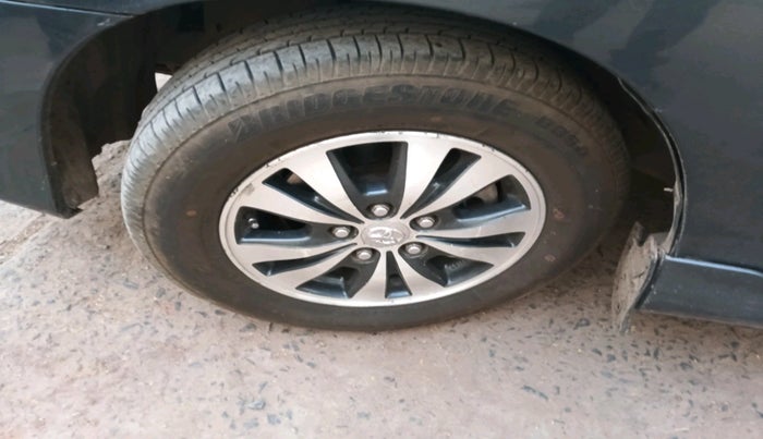 2015 Toyota Innova 2.5 VX 7 STR, Diesel, Manual, 1,81,000 km, tyre