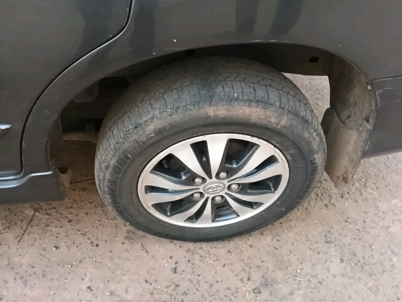 2015 Toyota Innova 2.5 VX 7 STR, Diesel, Manual, 1,81,000 km, tyre