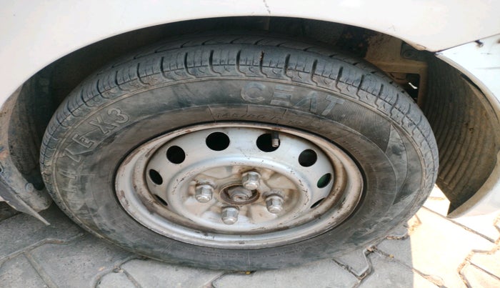 2012 Hyundai Eon ERA +, Petrol, Manual, 1,75,478 km, tyre