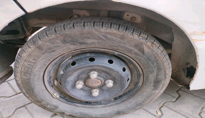 2012 Hyundai Eon ERA +, Petrol, Manual, 1,75,478 km, tyre