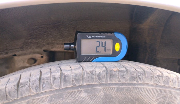 2012 Hyundai Eon ERA +, Petrol, Manual, 1,02,078 km, tyre