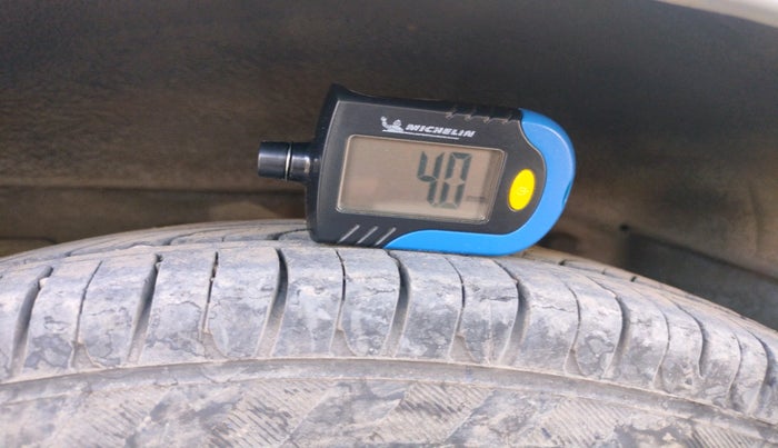 2012 Hyundai Eon ERA +, Petrol, Manual, 1,02,078 km, tyre