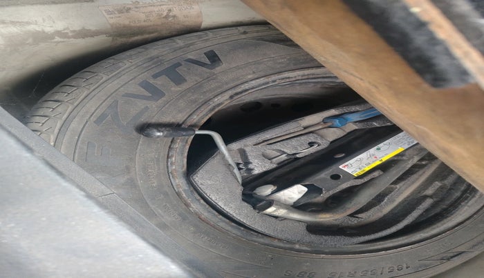 2014 Volkswagen Polo COMFORTLINE 1.2L, Petrol, Manual, 71,253 km, tyre