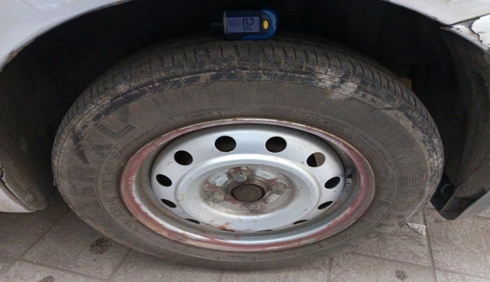 2011 Maruti Swift Dzire LXI, Petrol, Manual, 1,21,593 km, tyre