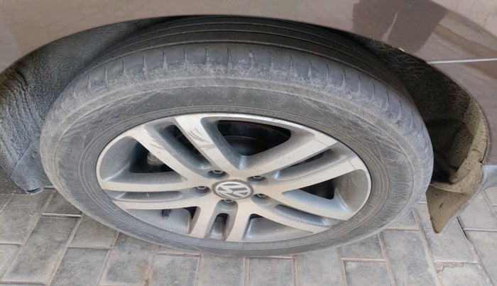 2015 Volkswagen Jetta HIGHLINE TDI AT, Diesel, Automatic, 1,21,021 km, tyre