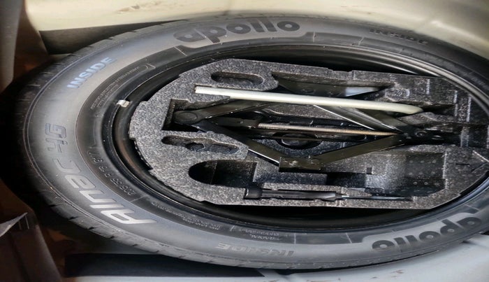 2015 Volkswagen Jetta HIGHLINE TDI AT, Diesel, Automatic, 1,21,021 km, tyre