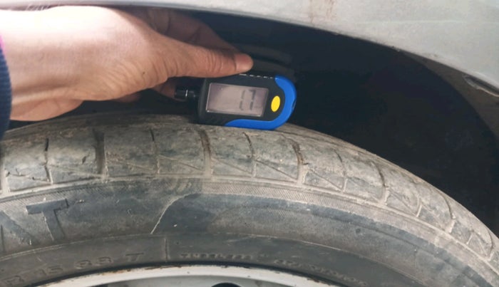 2013 Maruti Swift ZXI, Petrol, Manual, 1,11,921 km, tyre