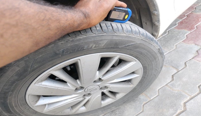 2015 Maruti Swift ZXI, Petrol, Manual, 1,01,505 km, tyre