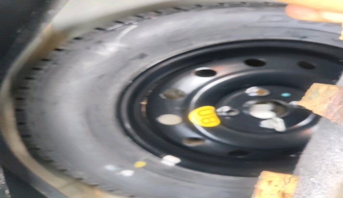 2015 Maruti Swift ZXI, Petrol, Manual, 1,01,505 km, tyre