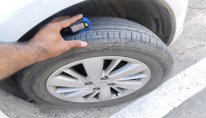 2015 Maruti Swift ZXI, Petrol, Manual, 1,01,505 km, tyre