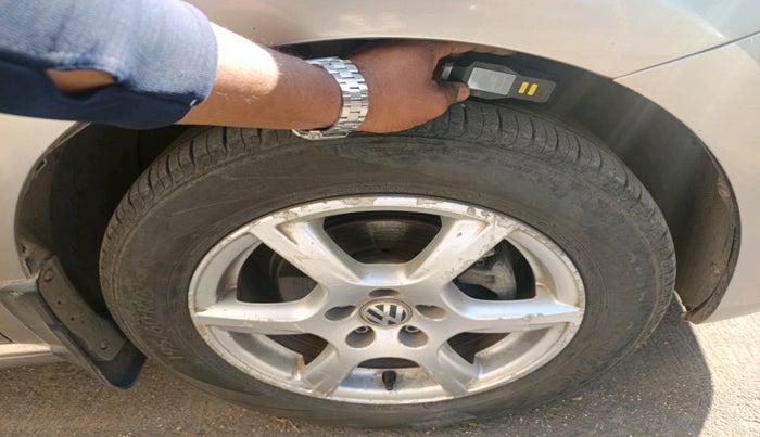 2016 Volkswagen Vento COMFORTLINE 1.5 AT, Diesel, Automatic, 2,02,443 km, tyre