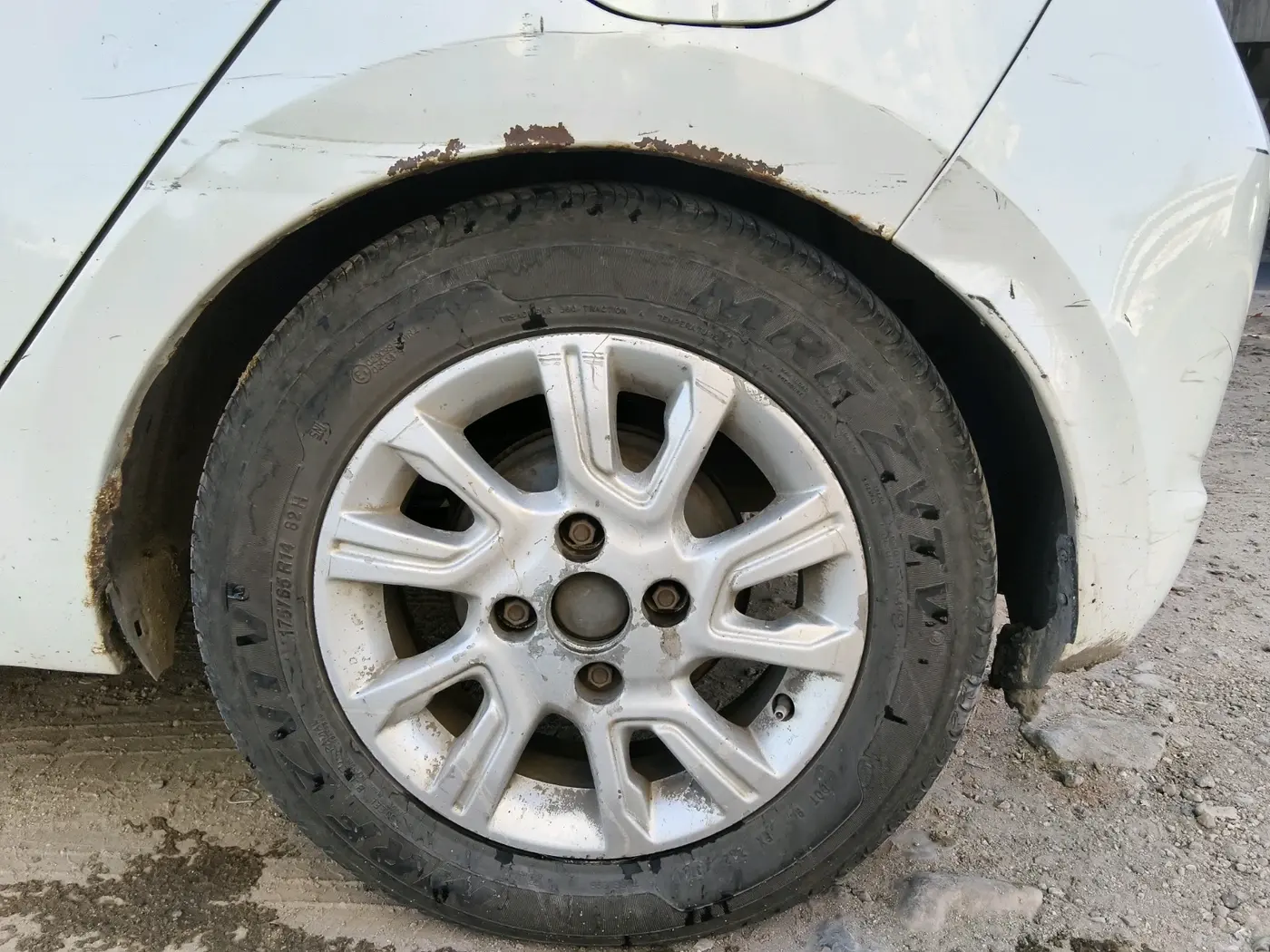 2016 Tata Tiago XZ PETROL, Petrol, Manual, 4,13,497 km, tyre